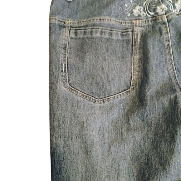 Cosmopolitan Gray Cropped Jeans - Picture 2 of 13